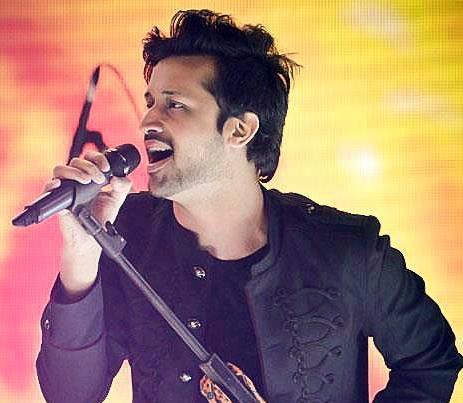 Atif Aslam Spotted With His Wife At A Wedding In Lahore | Reviewit.pk