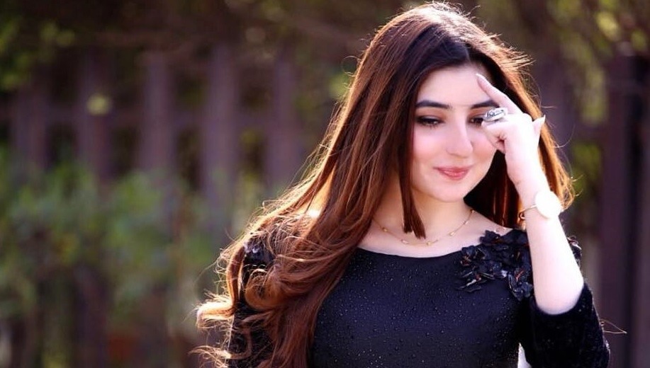 Gul Panra Pays tribute to Madam Noor Jehan by Singing Dilbar Jani