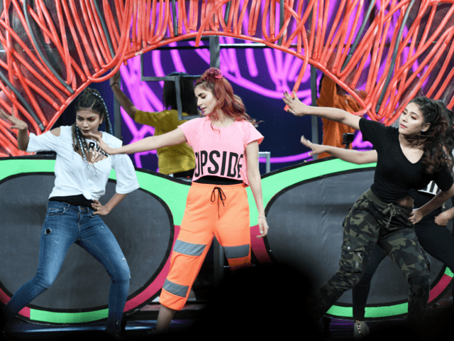 Momina Mustehsan Performs At Last Night Lux Awards Show