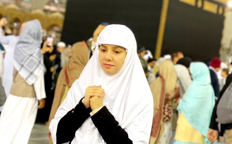 Rabi Pirzada performed Umrah, On way to new journey of her Life