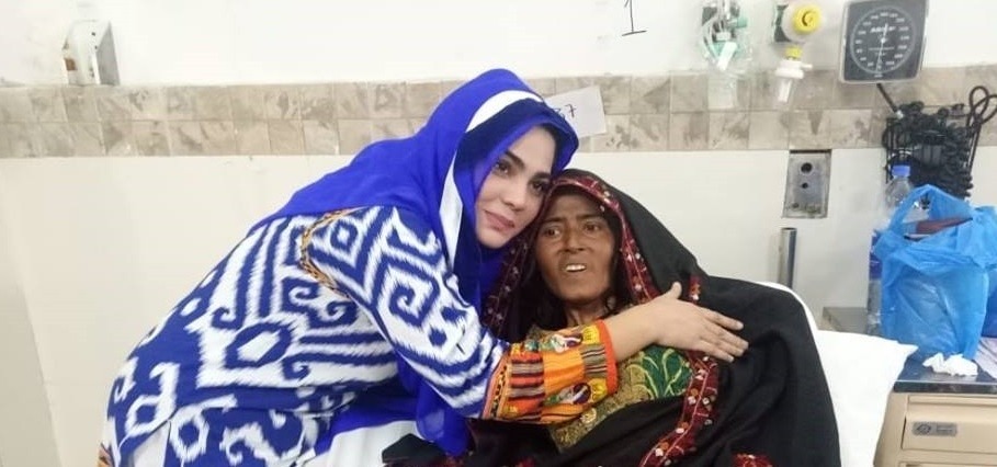 Sanam Marvi came forward to help a sindhi singer for treatment