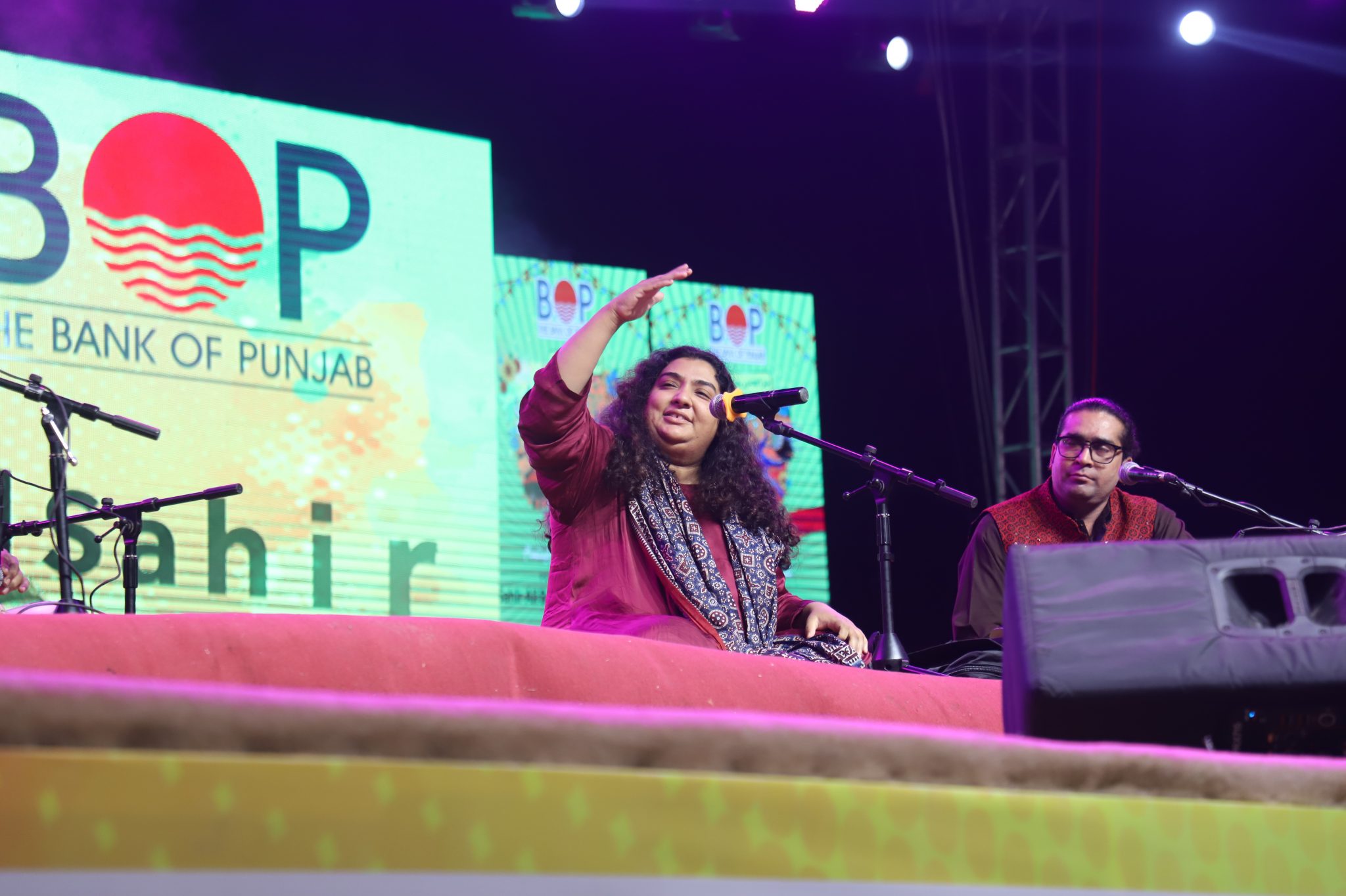 Tahseen Sakina Live Performance 01